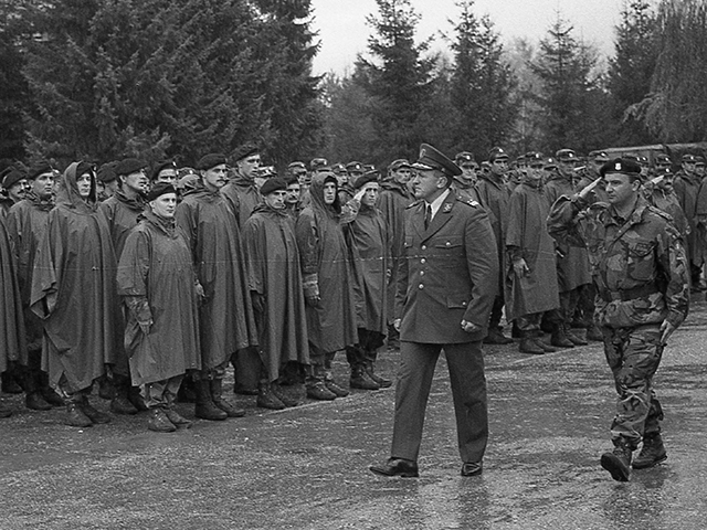 Ratna smotra pripadnika 9. gardijske brigade Vukvi krajem 1994./Foto arhiva Lika presa snimio Marko ČULJAT                                                                                                                                                